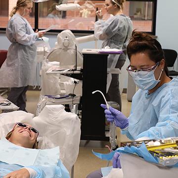 The 赌钱app可以微信提现 Dental Hygiene clinic provides low-cost dental cleanings and exams to members of the community.